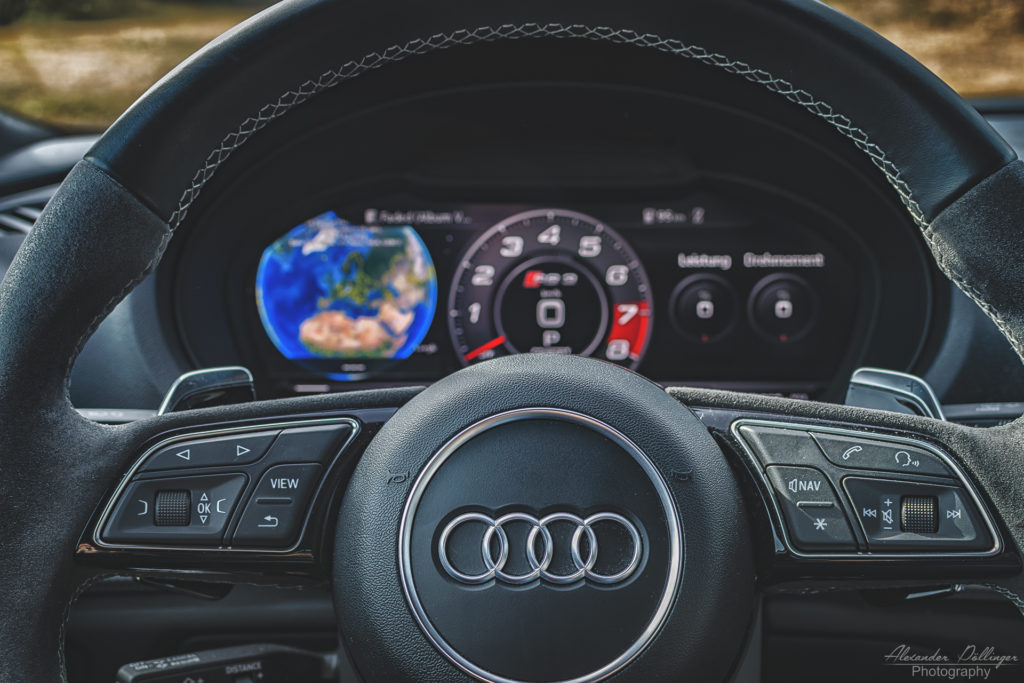 Audi RS3 Limousine Mysticblau Perleffekt Cockpit